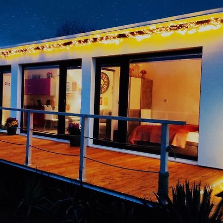 Ranch 66 - Moderni Tiny House Black Swallow Ve Stylu Route 66 Se Saunou A Bazenem Tršice Екстериор снимка