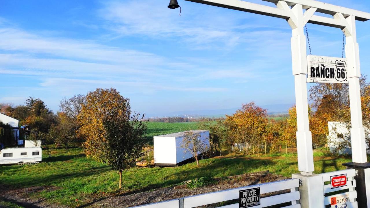 Ranch 66 - Moderni Tiny House Black Swallow Ve Stylu Route 66 Se Saunou A Bazenem Tršice Екстериор снимка