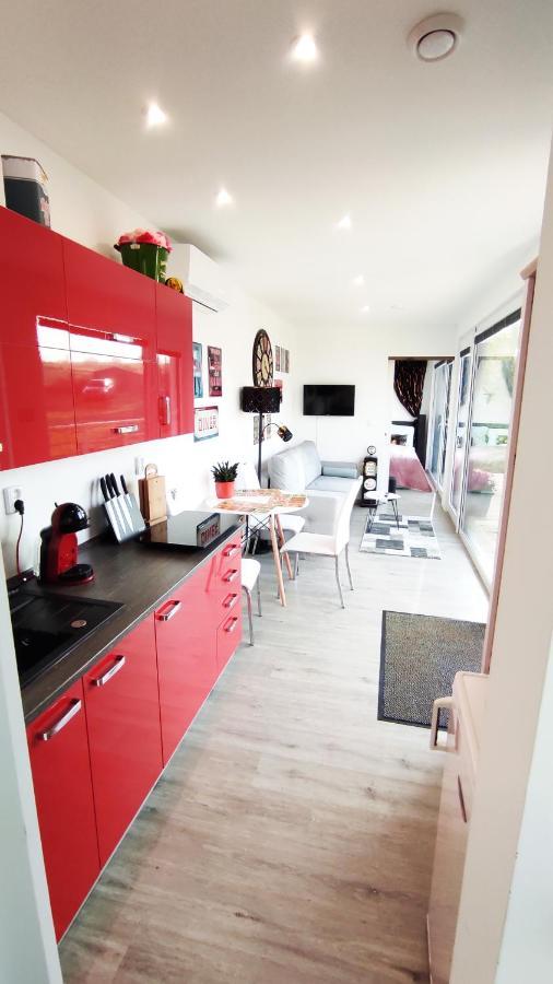 Ranch 66 - Moderni Tiny House Black Swallow Ve Stylu Route 66 Se Saunou A Bazenem Tršice Екстериор снимка