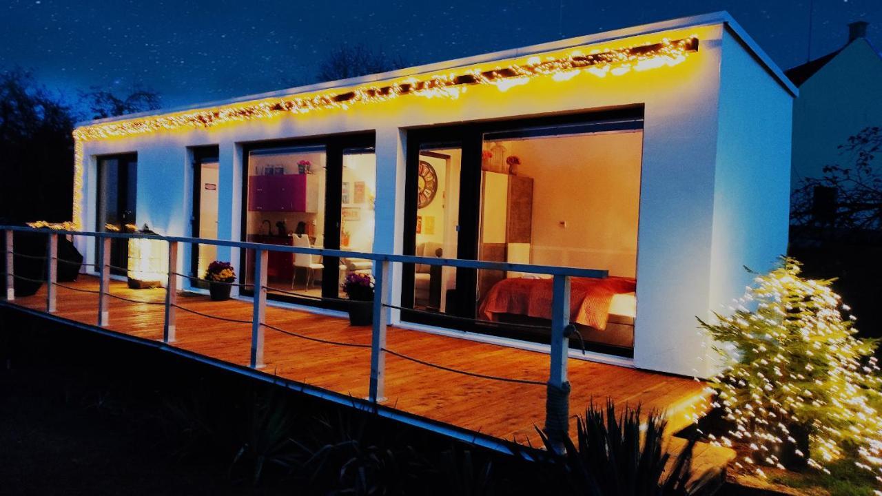 Ranch 66 - Moderni Tiny House Black Swallow Ve Stylu Route 66 Se Saunou A Bazenem Tršice Екстериор снимка