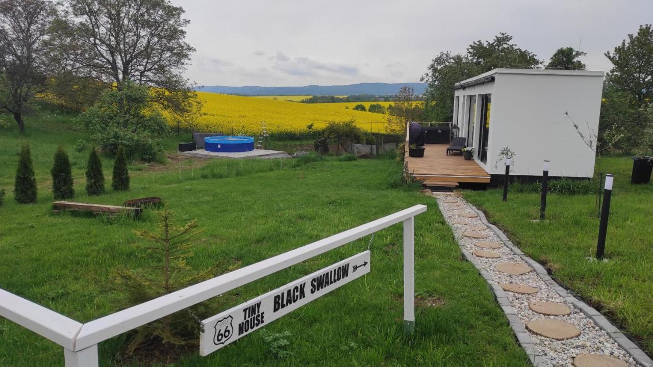 Ranch 66 - Moderni Tiny House Black Swallow Ve Stylu Route 66 Se Saunou A Bazenem Tršice Екстериор снимка